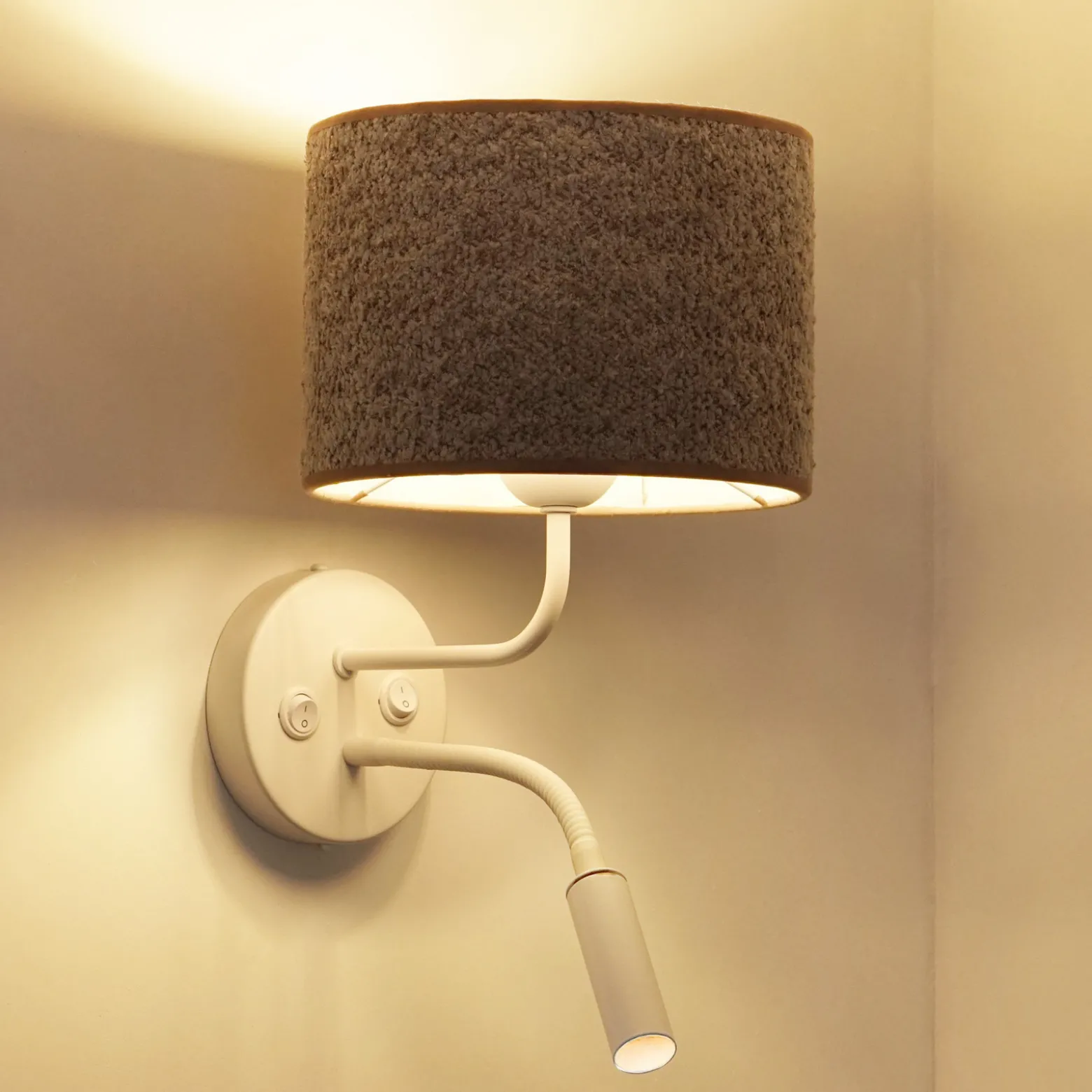 Seinävalaisin Roller, bouclé harmaa, valkoinen, lukuvalolla