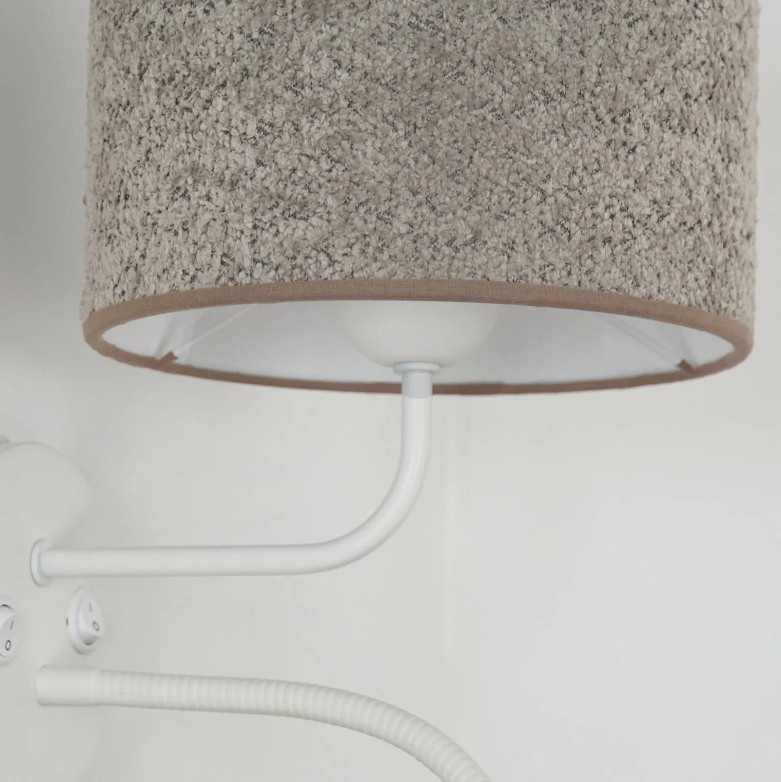 Seinävalaisin Roller, bouclé harmaa, valkoinen, lukuvalolla