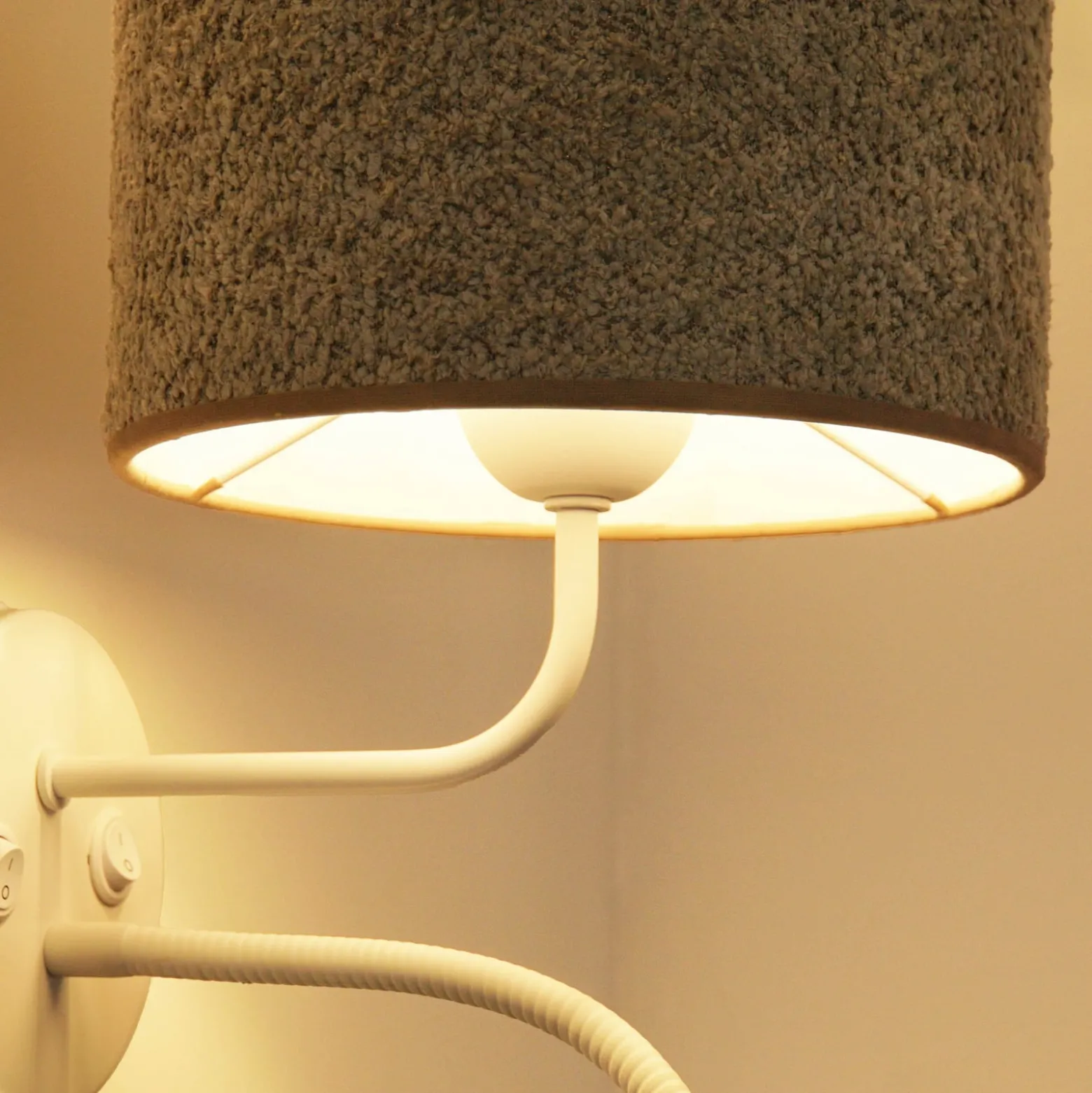 Seinävalaisin Roller, bouclé harmaa, valkoinen, lukuvalolla