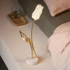 Slamp LED ladattava pöytävalaisin Tulip, valkoinen jalusta