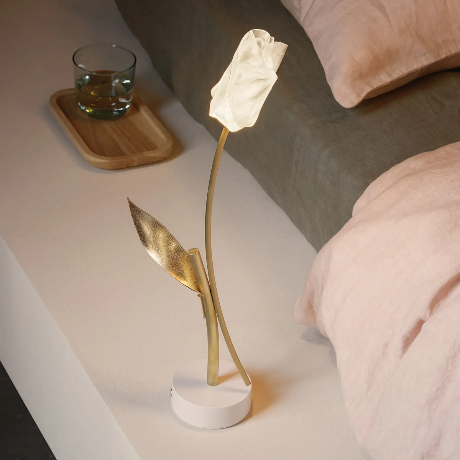 Slamp LED ladattava pöytävalaisin Tulip, valkoinen jalusta