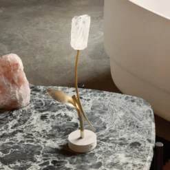 Slamp LED ladattava pöytävalaisin Tulip, valkoinen jalusta