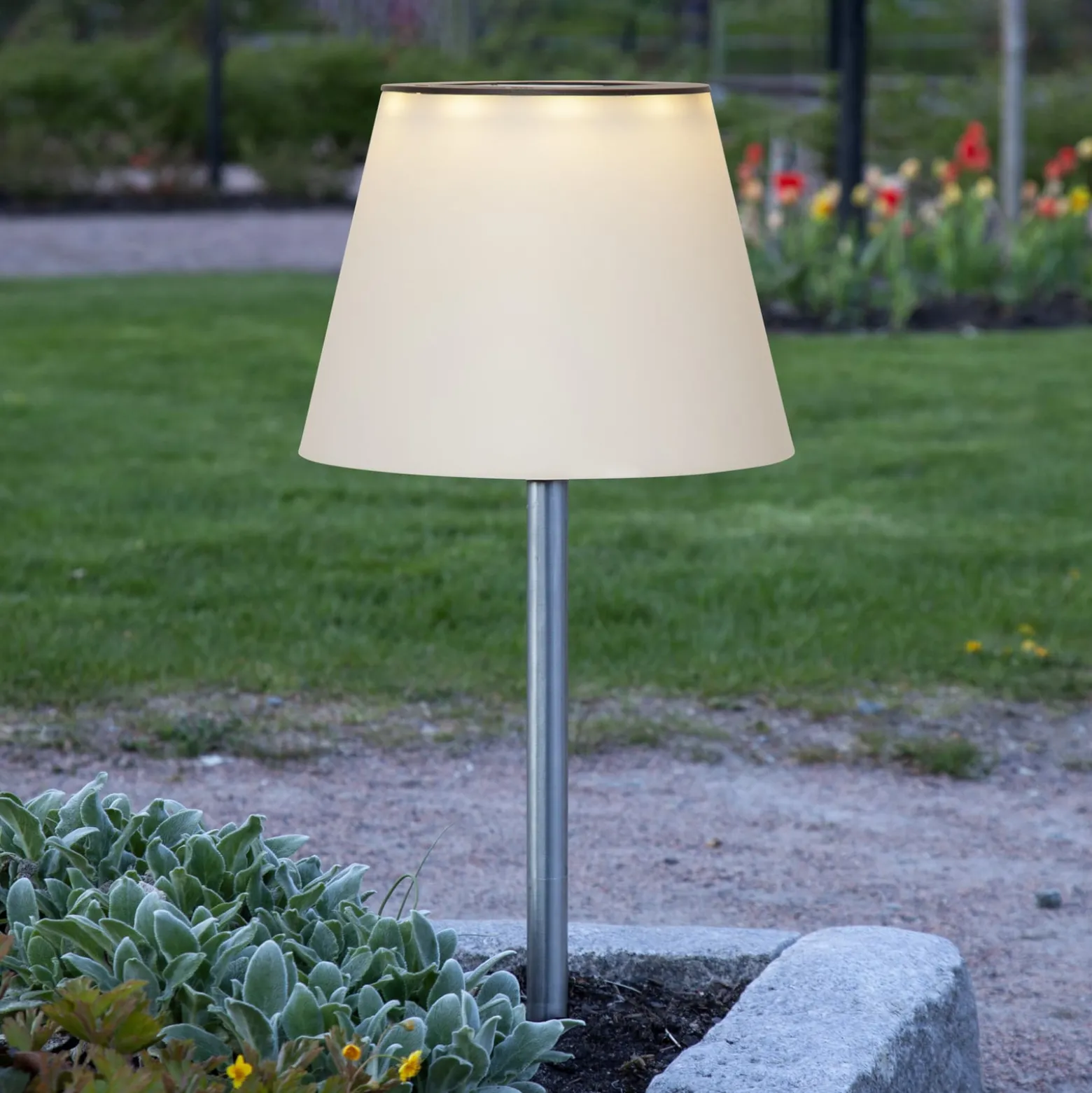 Solini LED-aurinkoenergialla toimiva maapiikkavalaisin, valkoinen/hopea,