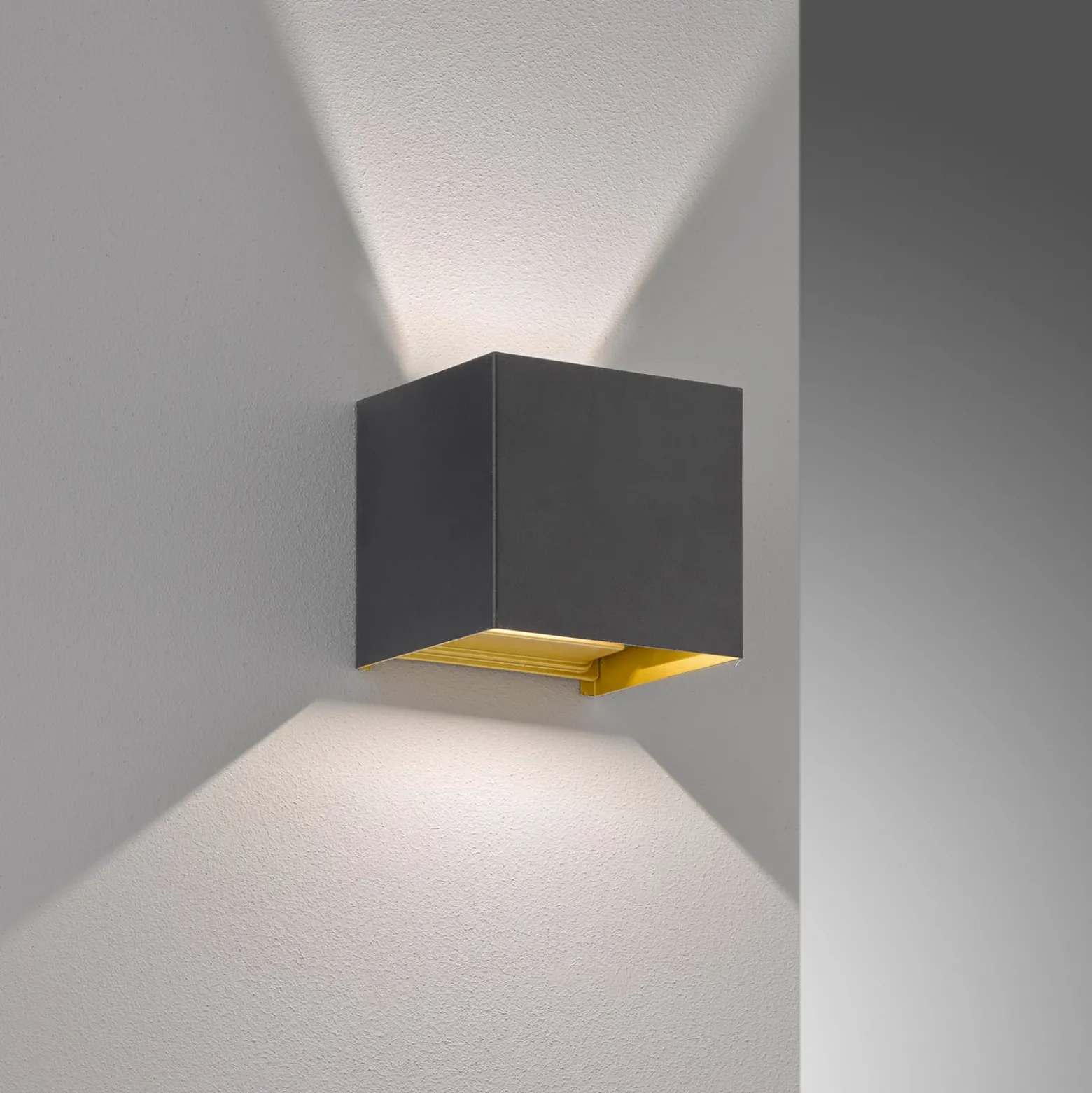 Thore LED-ulkoseinävalaisin, musta/kullanvärinen, leveys 11 cm