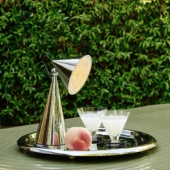 Tom Dixon LED-akkukäyttöinen pöytälamppu Pose, hopeanvärinen, korkeus 25 cm