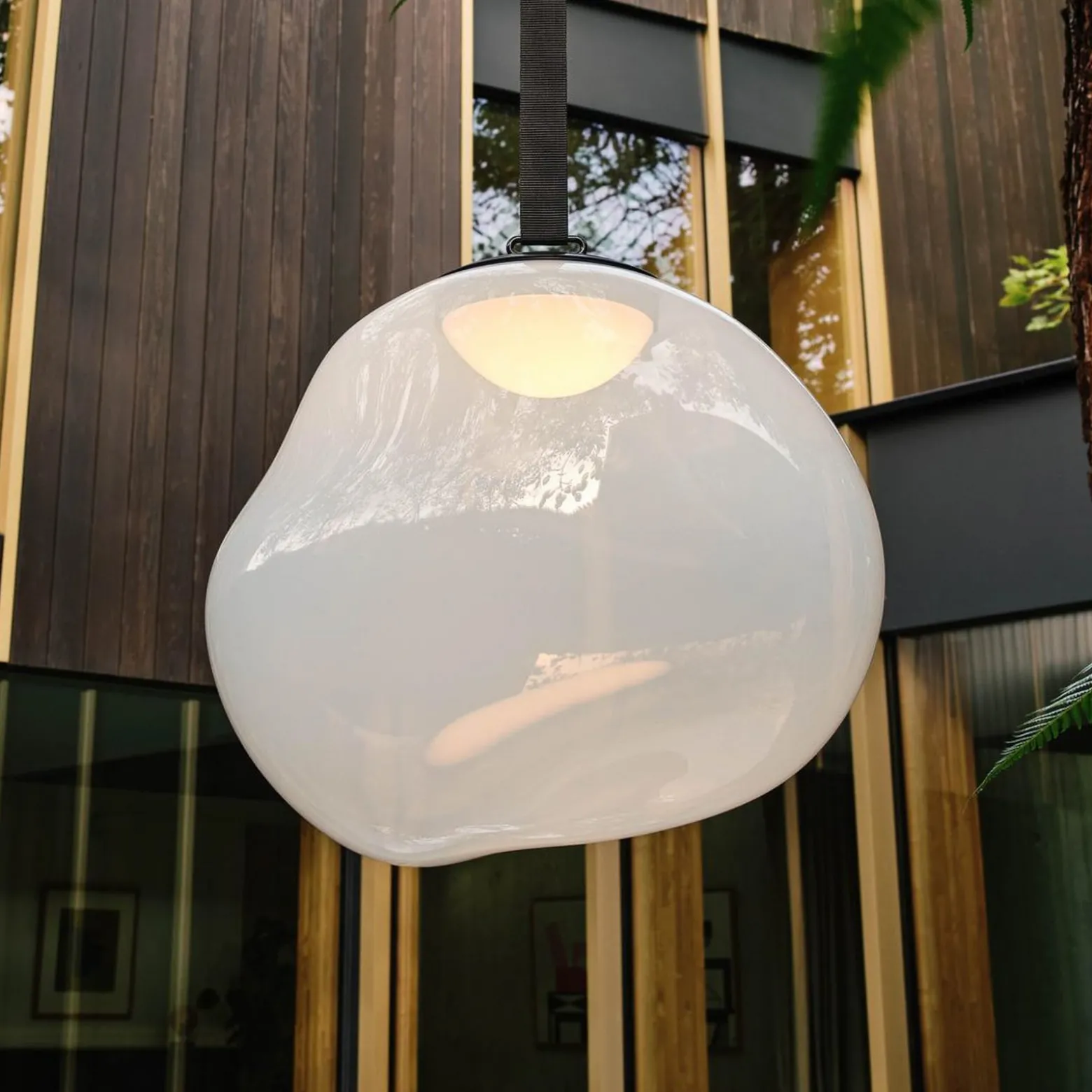 Tom Dixon LED-akku-terassilamppu Melt large, opaali, 57 cm
