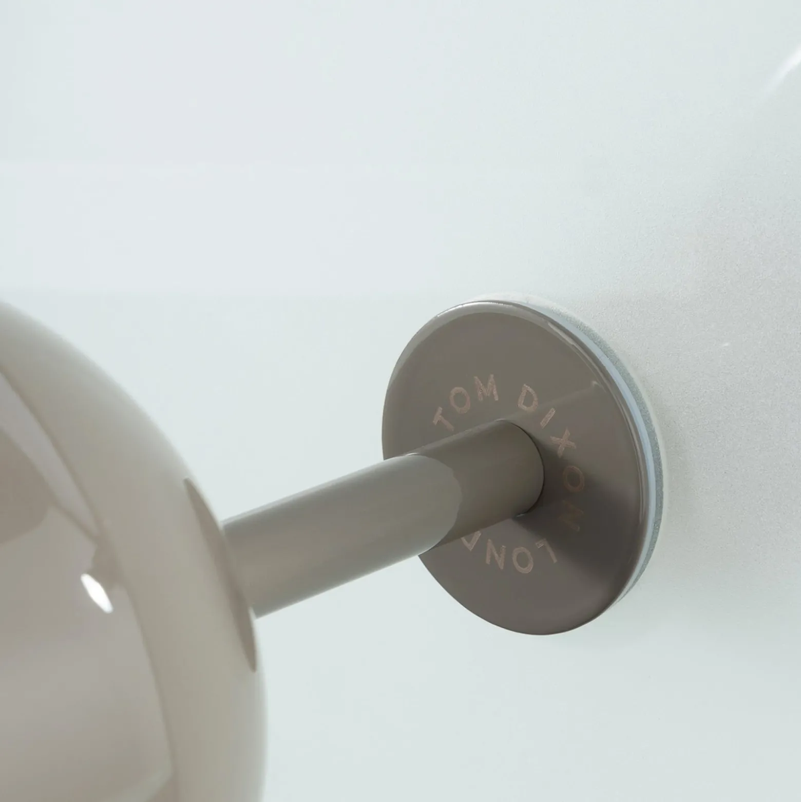 Tom Dixon LED-pöytälamppu Bell, taupe, korkeus 43 cm, himmennettävä
