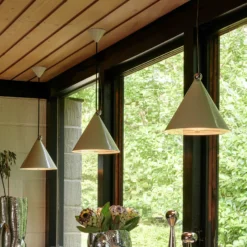 Tom Dixon LED-riippuvalo Pose, harmaa-beige, Ø 25 cm teräs dim