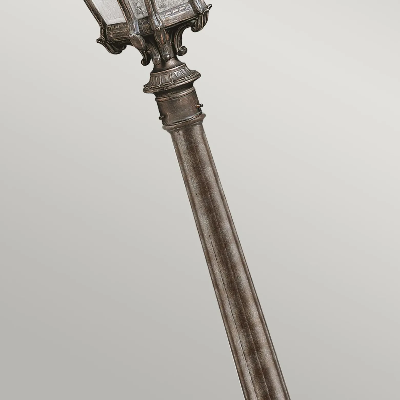 Tournai polkuvalaisin, korkeus 110 cm, alumiinia, lasia