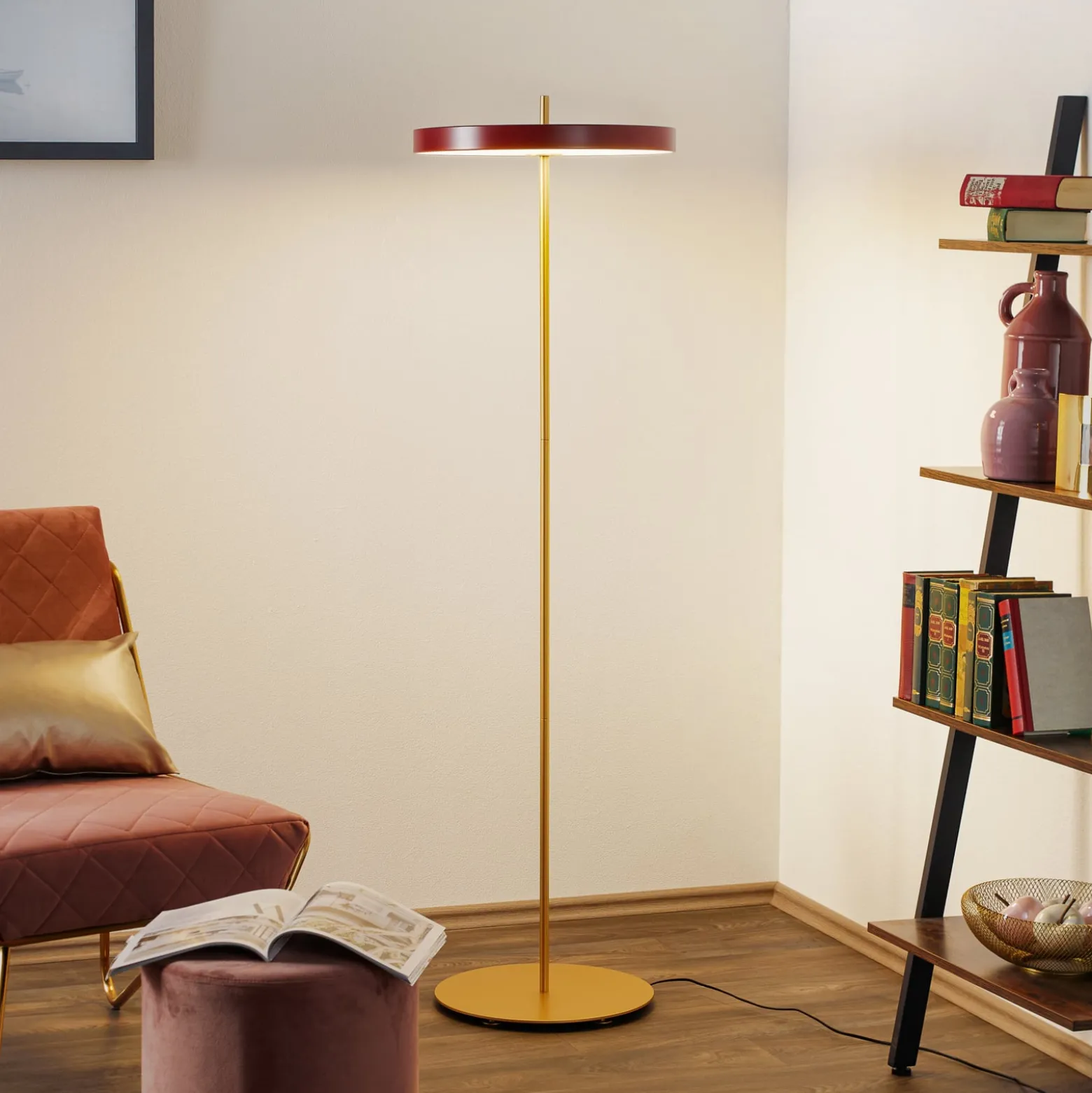 UMAGE Asteria Floor LED-lattiavalo rubiinin