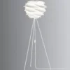 UMAGE Carmina -lattiavalaisin tripod valkoinen