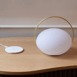 UMAGE LED-akkukäyttöinen pöytävalaisin Orbit, valkoinen/messinki, IP44, CCT