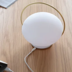 UMAGE LED-akkukäyttöinen pöytävalaisin Orbit, valkoinen/messinki, IP44, CCT
