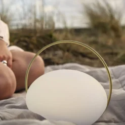UMAGE LED-akkukäyttöinen pöytävalaisin Orbit, valkoinen/messinki, IP44, CCT