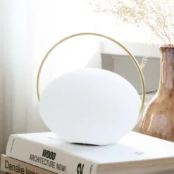 UMAGE LED-akkukäyttöinen pöytävalaisin Orbit, valkoinen/messinki, IP44, CCT