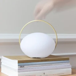 UMAGE LED-akkukäyttöinen pöytävalaisin Orbit, valkoinen/messinki, IP44, CCT