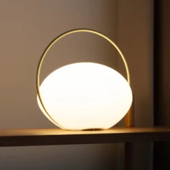 UMAGE LED-akkukäyttöinen pöytävalaisin Orbit, valkoinen/messinki, IP44, CCT