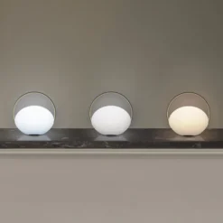 UMAGE LED-akkukäyttöinen pöytävalaisin Orbit, valkoinen/messinki, IP44, CCT