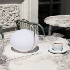 UMAGE LED-akkukäyttöinen pöytävalaisin Orbit, valkoinen/messinki, IP44, CCT