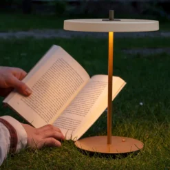 UMAGE LED ladattava pöytävalaisin Asteria Move helmiäisvalkoinen/messinki 31cm