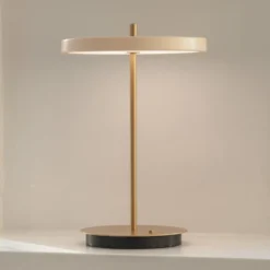UMAGE LED ladattava pöytävalaisin Asteria Move helmiäisvalkoinen/messinki 31cm
