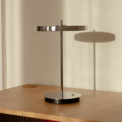 UMAGE LED-ladattava pöytävalaisin Asteria Move, kiillotettua terästä, 31 cm