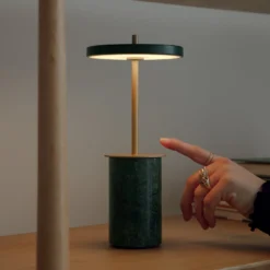 UMAGE LED-ladattava pöytävalaisin Asteria Move Mini, vihreä 26 cm IP44