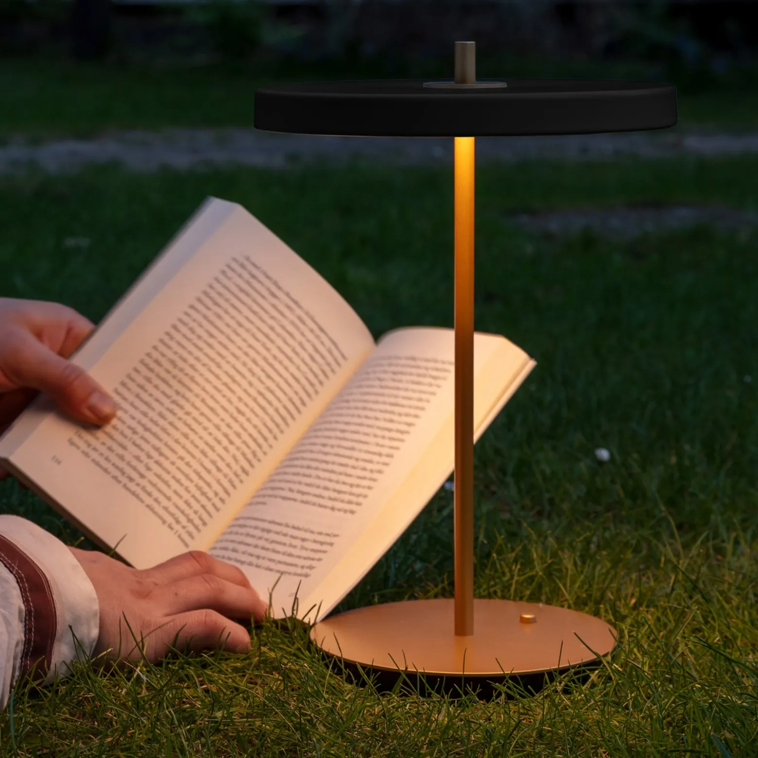 UMAGE LED ladattava pöytävalaisin Asteria Move musta/messinki 31 cm