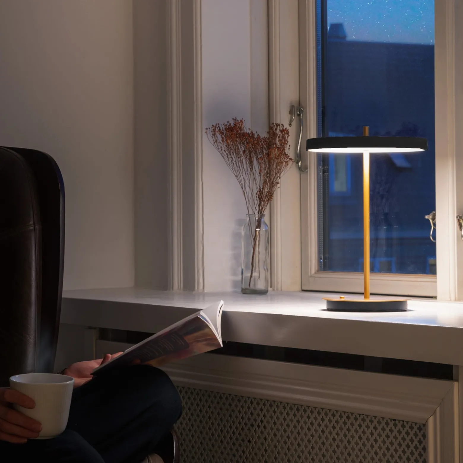 UMAGE LED ladattava pöytävalaisin Asteria Move musta/messinki 31 cm