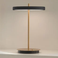 UMAGE LED ladattava pöytävalaisin Asteria Move musta/messinki 31 cm
