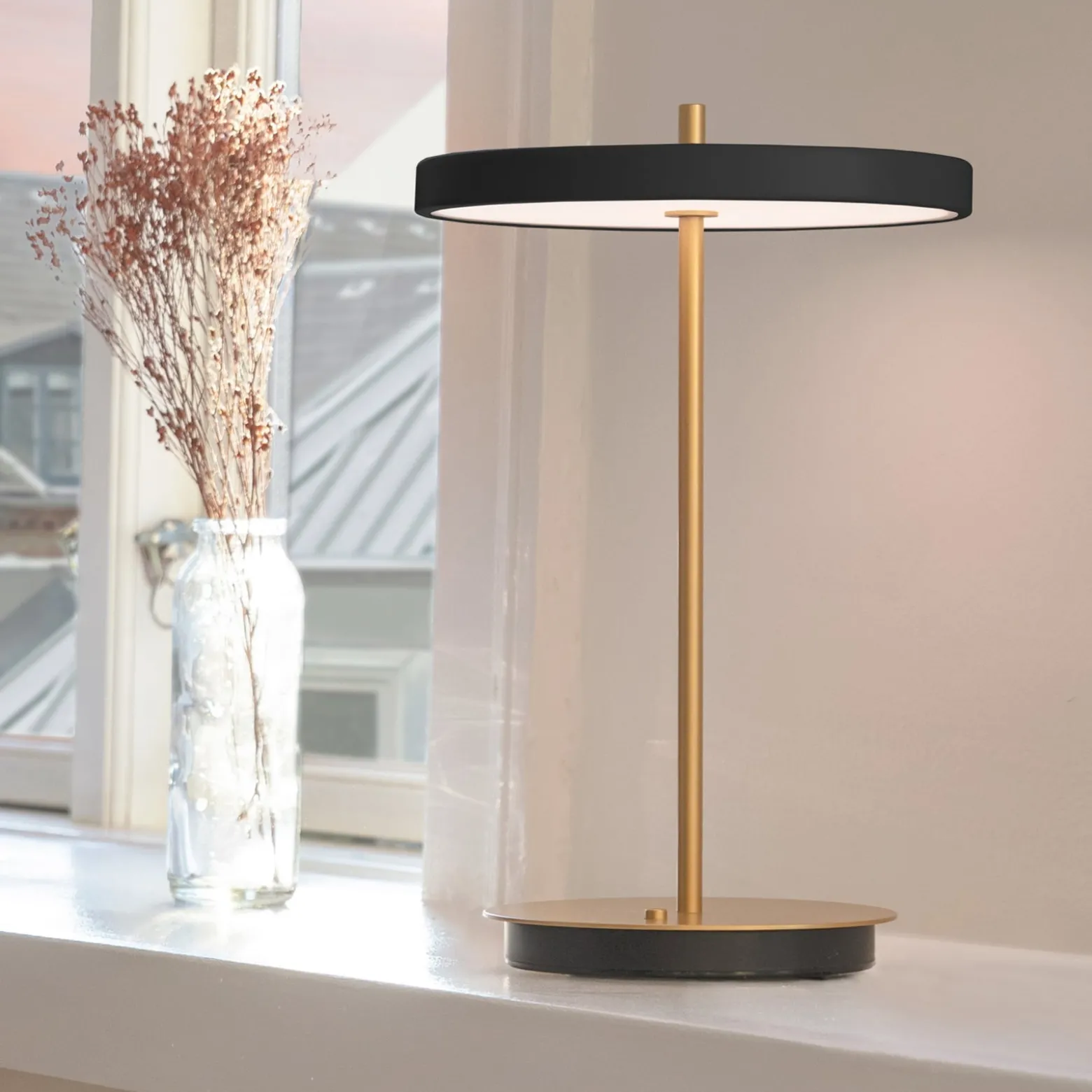 UMAGE LED ladattava pöytävalaisin Asteria Move musta/messinki 31 cm