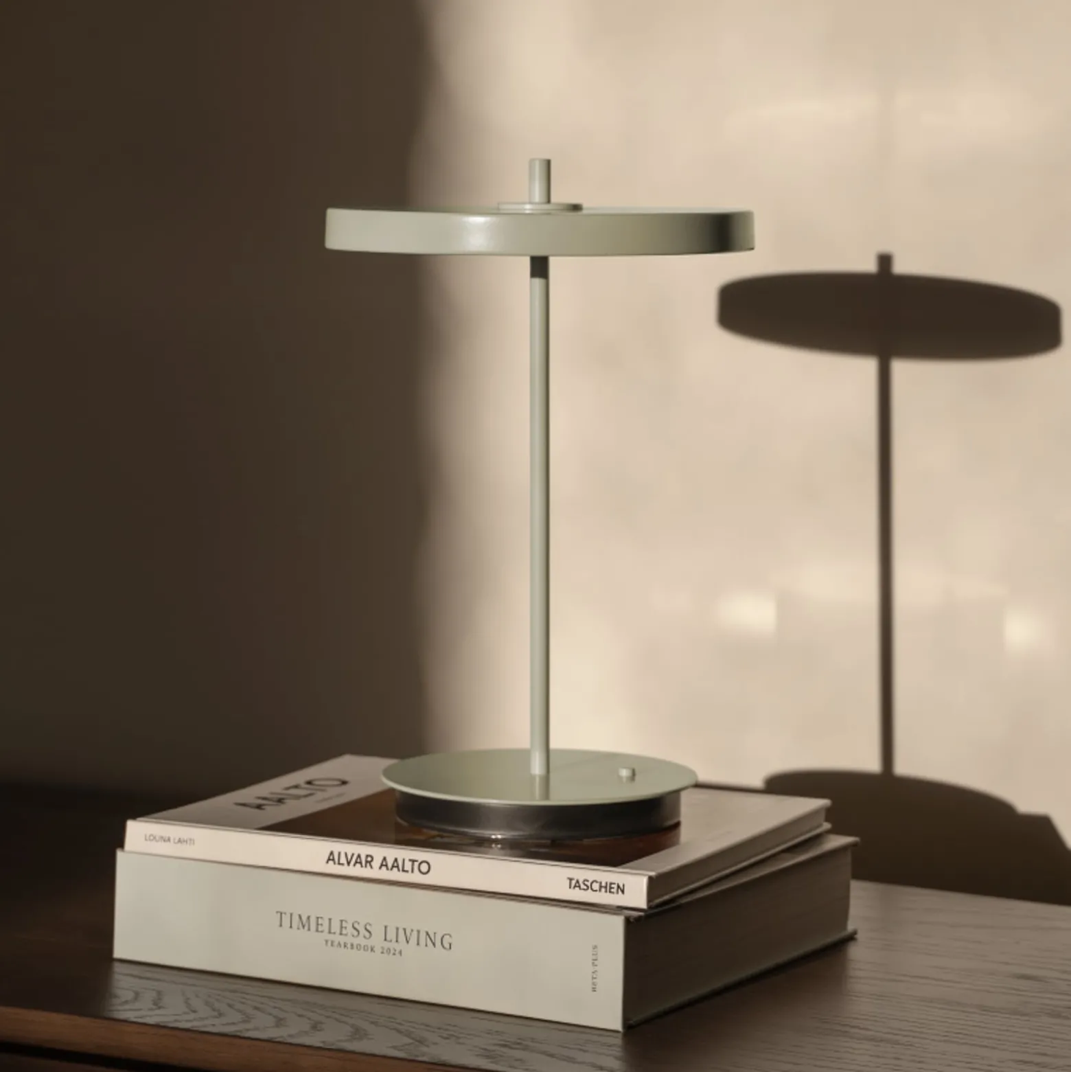 UMAGE LED-ladattava pöytävalaisin Asteria Move oliivinvihreä uni, 31cm