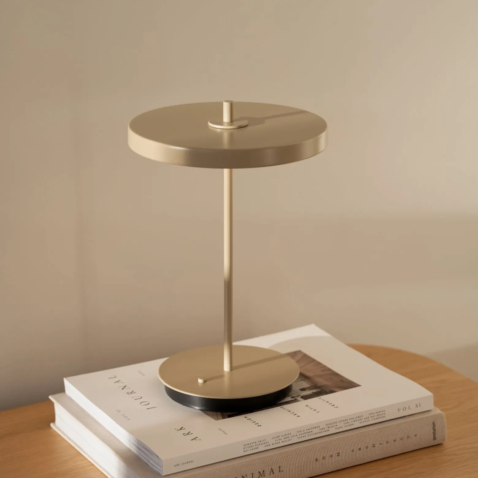 UMAGE LED ladattava pöytävalaisin Asteria Move savi ruskea uni, 31cm