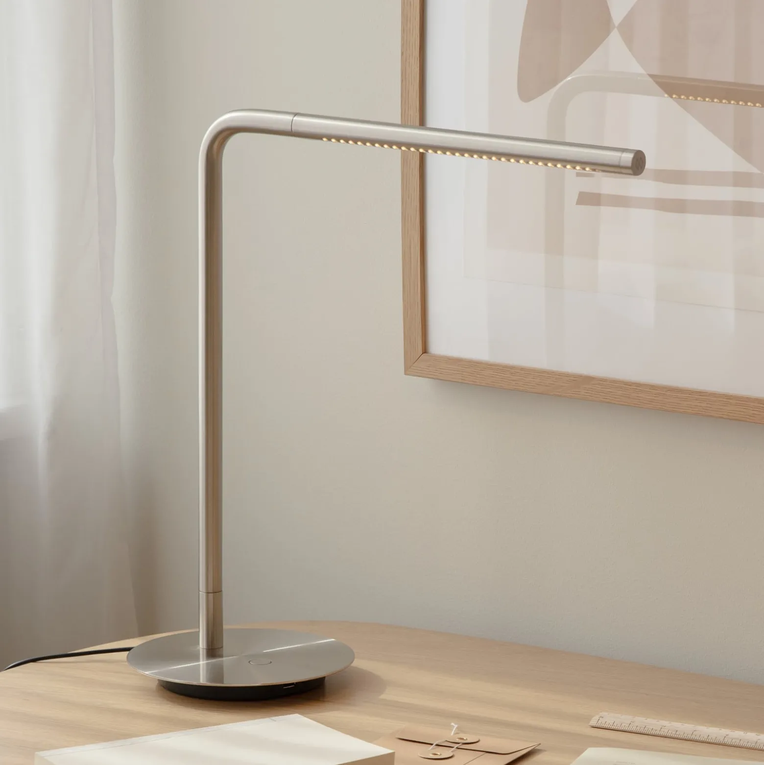 UMAGE LED-pöytävalaisin Omni, teräs, korkeus 46 cm, pyörivä metallia