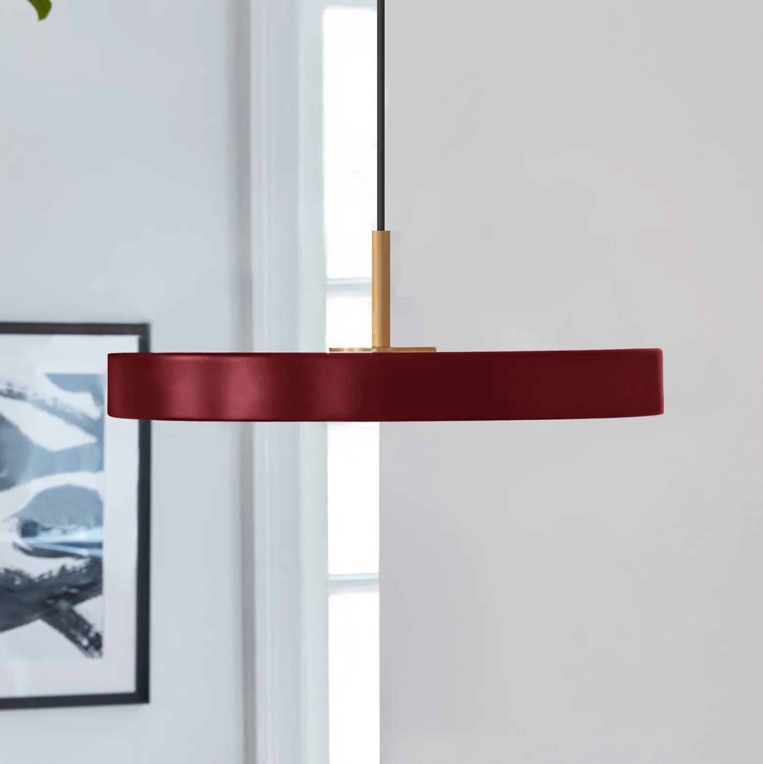 UMAGE LED-riippuvalaisin Asteria Mini, rubiininpunainen/messinki, Ø 31 cm