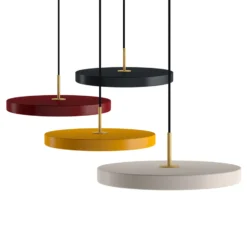 UMAGE LED-riippuvalaisin Asteria Mini, rubiininpunainen/messinki, Ø 31 cm