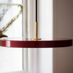 UMAGE LED-riippuvalaisin Asteria Mini, rubiininpunainen/messinki, Ø 31 cm