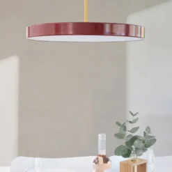 UMAGE LED-riippuvalaisin Asteria Mini, rubiininpunainen/messinki, Ø 31 cm