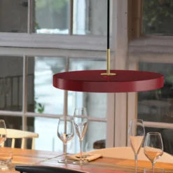 UMAGE LED-riippuvalaisin Asteria Mini, rubiininpunainen/messinki, Ø 31 cm
