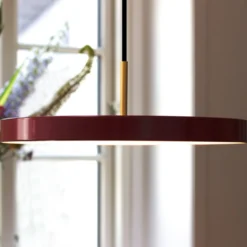 UMAGE LED-riippuvalaisin Asteria Mini, rubiininpunainen/messinki, Ø 31 cm