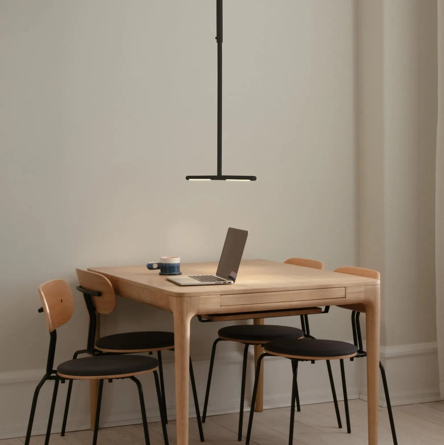 UMAGE LED-riippuvalaisin Omni, musta, 2-lamppuinen, pituus 74 cm