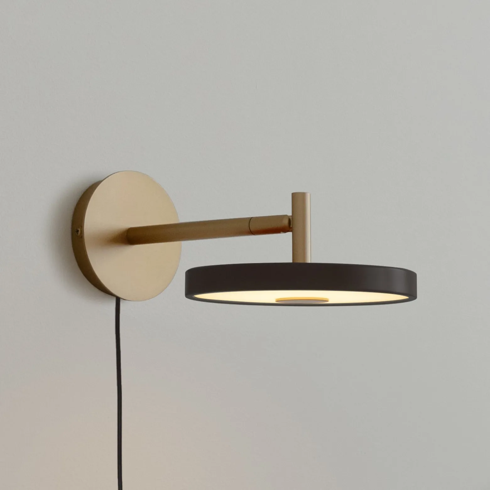 UMAGE LED-seinävalaisin Asteria Short, musta/messinki, pistoke