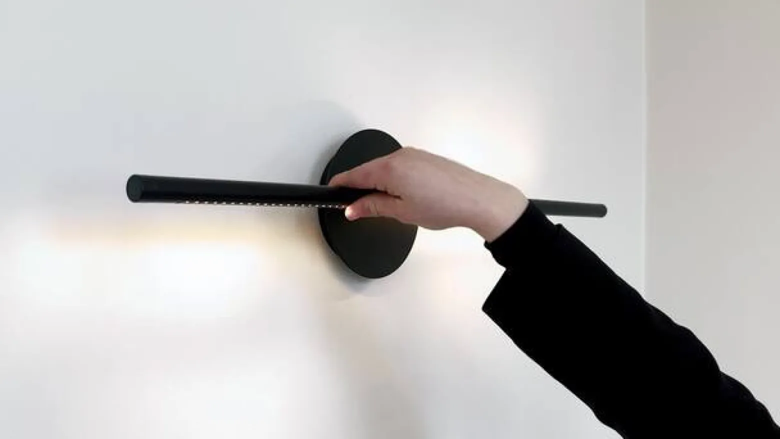 UMAGE LED-seinävalaisin Omni, teräksenvärinen, leveys 54 cm, 2-lamppuinen.