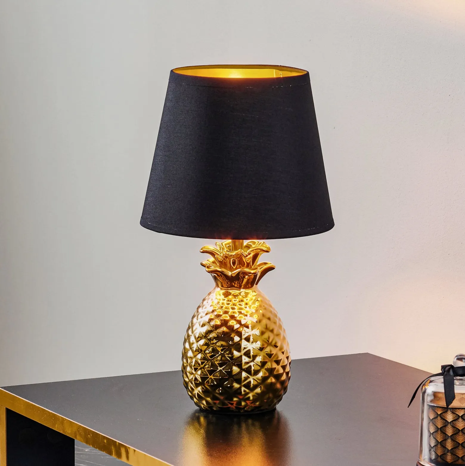 Upea keraaminen pöytälamppu Pineapple, kulta-musta