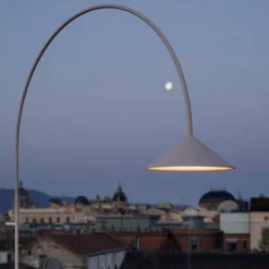 Vibia LED-ulkopolttimo OUT, beige Korkeus 242 cm IP44 2700K