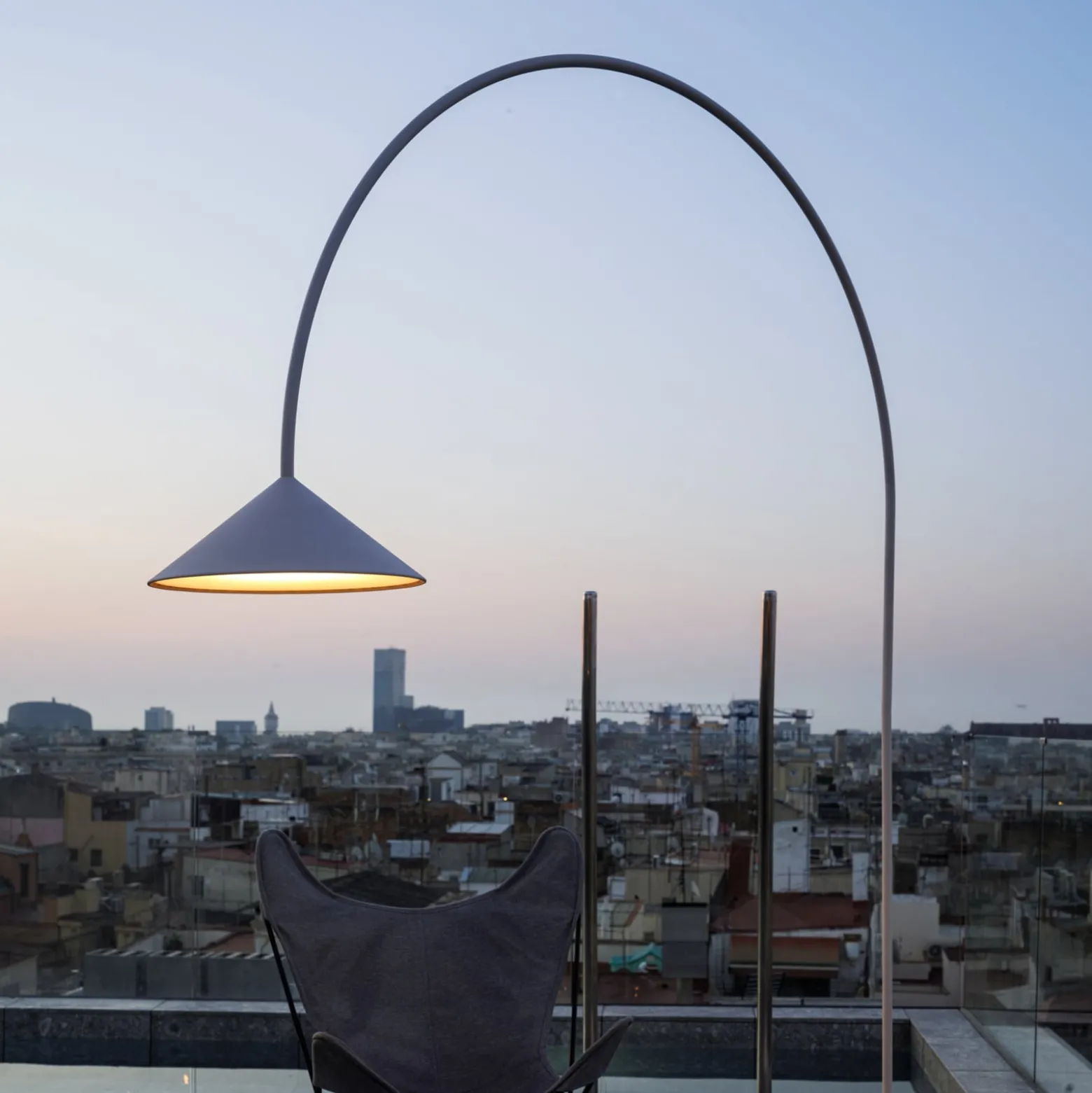 Vibia LED-ulkopolttimo OUT, beige Korkeus 242 cm IP44 2700K