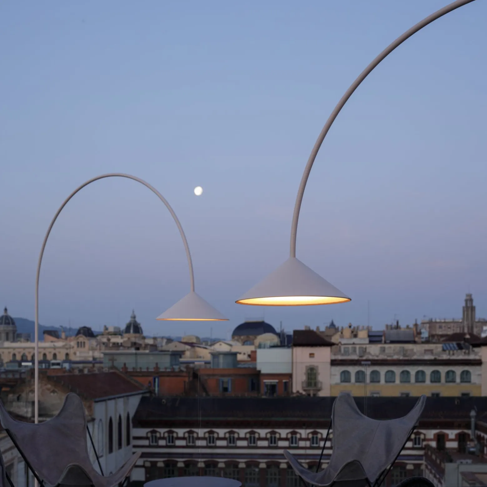 Vibia LED-ulkopolttimo OUT, beige Korkeus 242 cm IP44 2700K