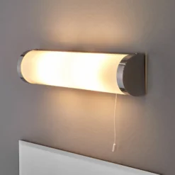 Yksinkertainen kylpyhuoneen valaisin Liana IP44