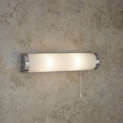 Yksinkertainen kylpyhuoneen valaisin Liana IP44